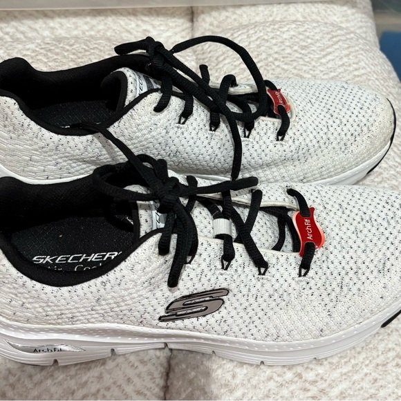 Skechers White and Black Sneakers only worn twice . - Picture 1 of 7